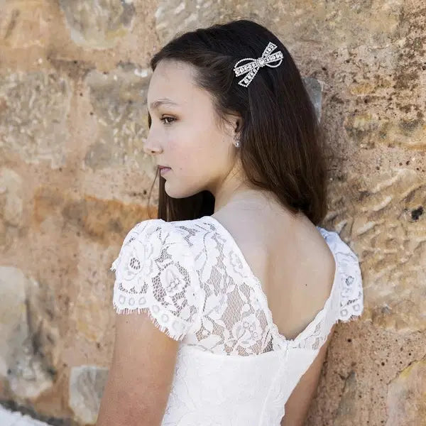 model wearing a Barrette bow Hairclip for kids image 2